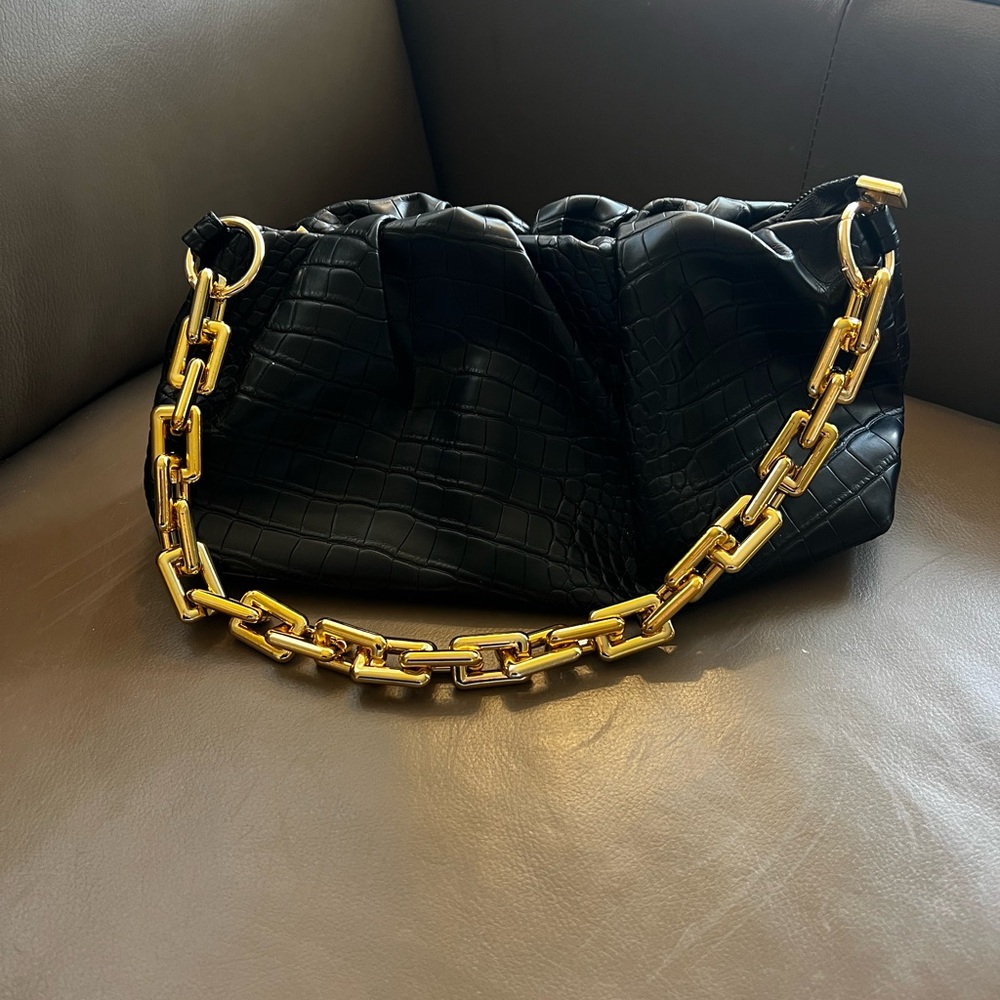 Elegant Black 🖤Crocodile 🐊 Leather Bag with Gold 💛 Chain